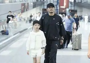 油腻男杨烁携儿子现身,手戴婚戒开心比v满脸很得意