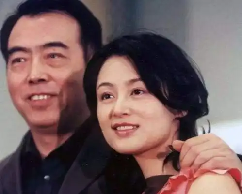 陈飞宇晒陈红年轻美照为妈妈庆生
