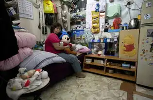 图集香港棺材间蜗居者的人生
