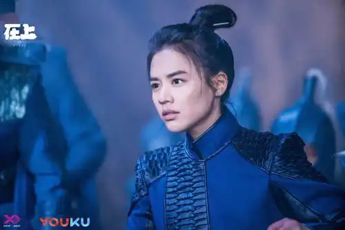 有时我们也许并不需要多精致完美的妆发
