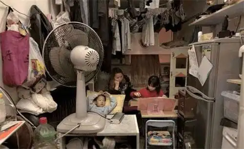香港蜗居生活近20万人住一平米棺材房,每月租金达2000港币