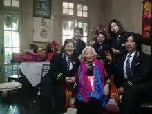 大众出租芳华巾帼班组陪百岁老人游滨江过生日