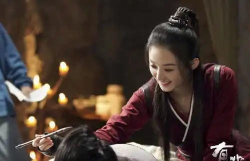 有翡演员花絮照首曝光,赵丽颖认真看剧本,与王一博互动有爱