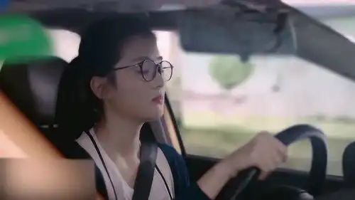 欢乐颂2安迪在地下车库险些被撞
