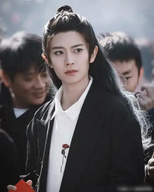 任嘉伦与迪丽热巴共同演绎与君初相识
