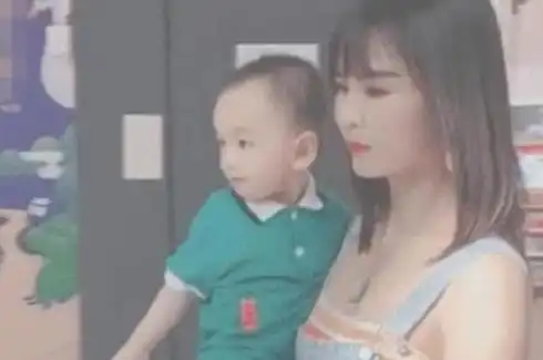 童颜姥姥火了,抱外孙逛街,回头率百分百,网友比少女还美
