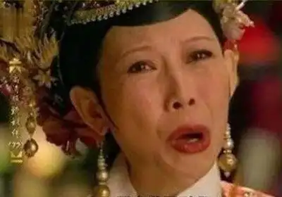 甄嬛传皇后每晚卸妆时,为何只有耳环是自己摘的
