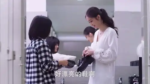 王鹤棣手冻得通红,眼里含着泪,可惜他的付出都被配音和广告毁了
