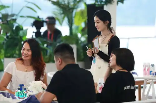 刘宇宁现身中餐厅,看到他所带的物品,赵丽颖林大厨最开心
