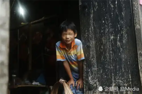 智残母亲厕所产子8旬爷爷种花椒养大孩子祖孙三代蜗居石头房
