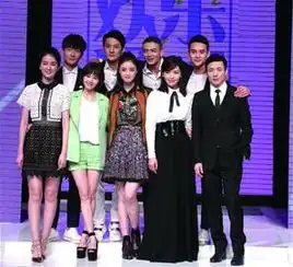 女儿演妈小时候
