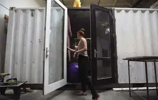 房租过高催生美式蜗居
