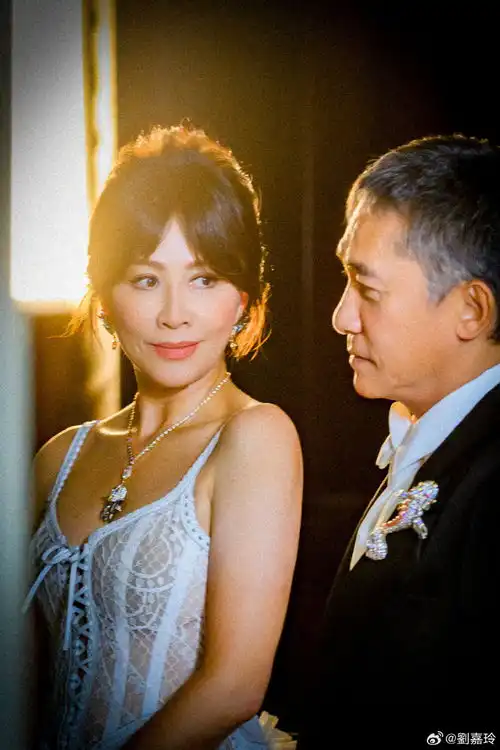 刘嘉玲晒夫妻合照,57岁嘉玲姐体态年轻像三十多,梁朝伟老态尽显