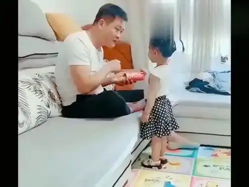 别人家的女儿都是小萝莉,我家这个怕是捡来的,这个糟老头坏得很1