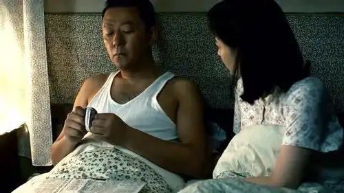 父母爱情安杰人老珠黄用美人计不好使,改用家暴,上去就是一口
