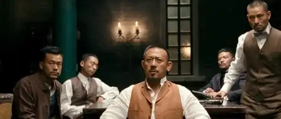 电影让子弹飞中,最后跳上列车的是黄四郎吗
