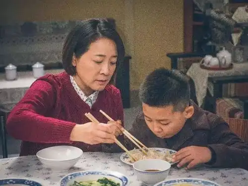 超年轻姥姥带外孙逛街,真难说是祖孙俩,更多被误认为母子
