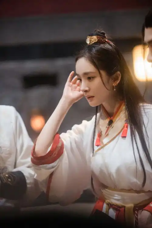 组图杨幂古装扮相古灵精怪红白相间服饰显女侠气息十足
