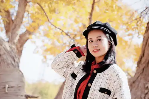 额济纳i在最美的秋天,遇见你的童话模样
