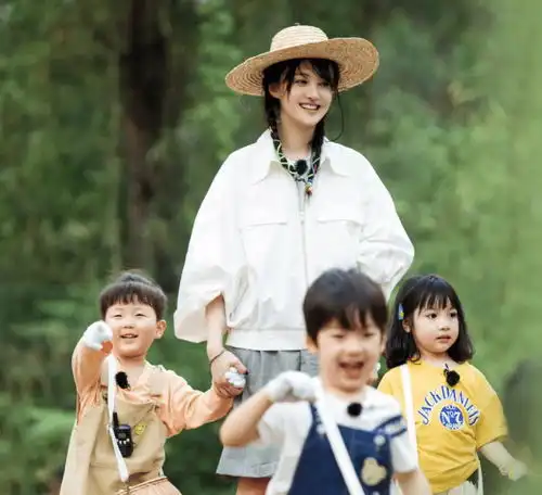 奇妙小森林晒郑爽剧照,身穿复古校服,冲着颜值被圈粉了