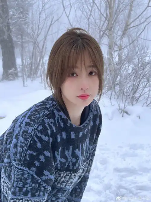 虞书欣晒冬日雪景大片氛围感好似电影情书剧照
