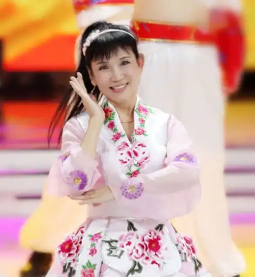 谢娜晒照为母亲庆生,谢妈妈状态年轻,母女容貌相似像姐妹
