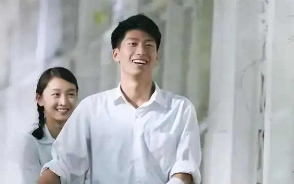山楂树之恋爱与命运的跨越,看窦骁与周冬雨如何演绎
