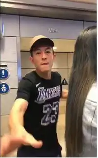 陈冠希遭偷拍大发火,表情凶狠打掉路人手机,网友吓死我了