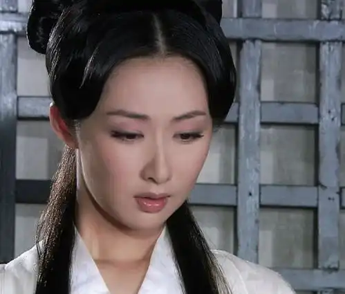 小妾盛装打扮迎接老爷回府,老爷打量她一眼问道你是哪个亲戚
