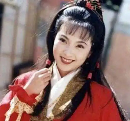 最美郭芙带6只狗嫁大11岁百亿富豪,老公入狱后成浪荡阔太
