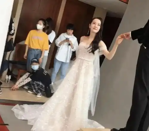 你是我的荣耀将袭,剧照热巴杨洋cp感炸裂这对视谁扛得住