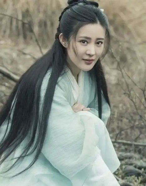 她因被姑父力捧走红,不料姑父改捧小女友,如今已逐渐成路人
