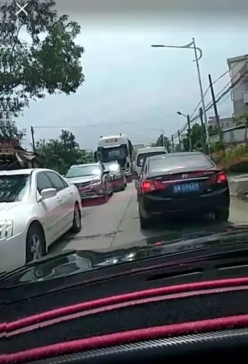 国庆假期新兴多处道路拥堵看到最后,满满正能量......