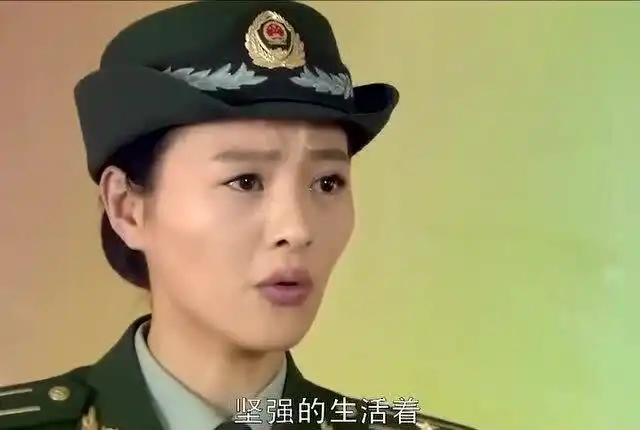 女孩在学校被嘲笑没妈妈,哪料学校开家长会时,妈妈穿军装出现
