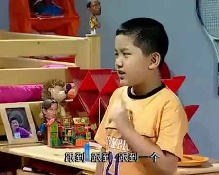 家有儿女刘星和小雨一起跟踪小雪,竟然看到她和中年油腻男