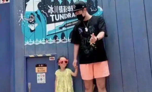 陈赫首晒女儿高清正脸照,你觉得长得像吗
