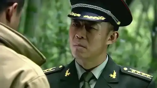 何晨光对着女友照片喝酒,首长你这是干什么你军装呢

