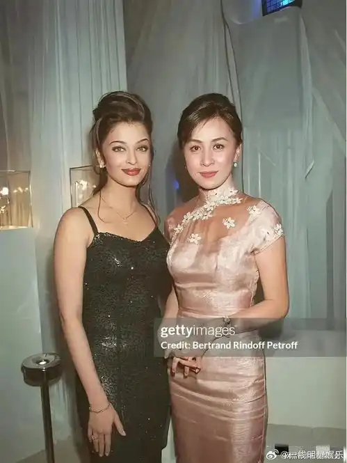 年轻时的刘嘉玲真的挺美的,身穿香槟色旗袍,配上中国经典式盘发
