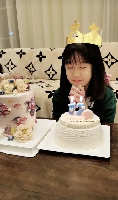 陆毅晒照为大女儿庆生,12岁贝儿颜值颇高,模样越来越像妈妈
